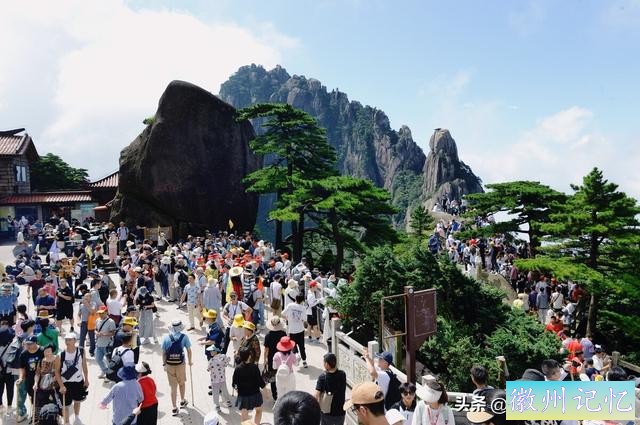 安徽黄山风景区游客排队三小时登顶莲花峰，只为打卡留影-7.jpg