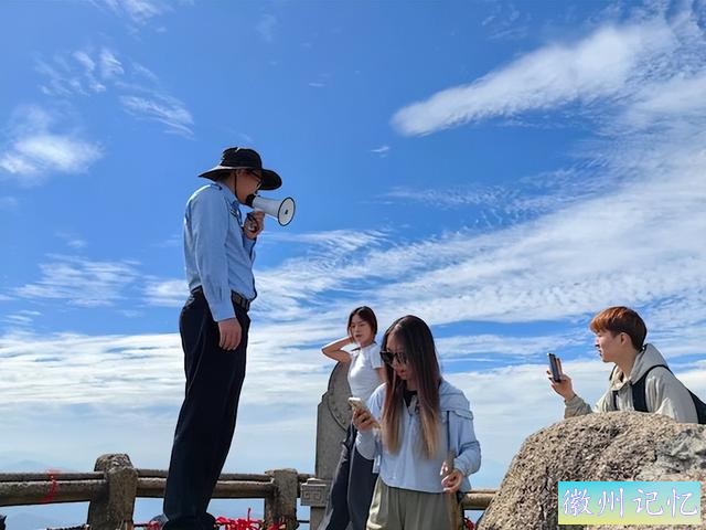 莲花峰小哥：黄山最高峰有群“最靓的仔”-2.jpg