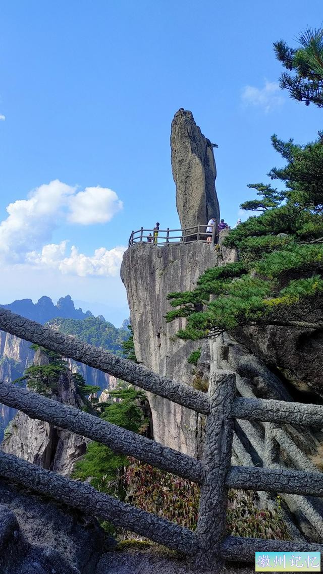 黄山飞来石是怎么来的，来黄山旅游怎能不到飞来石-1.jpg