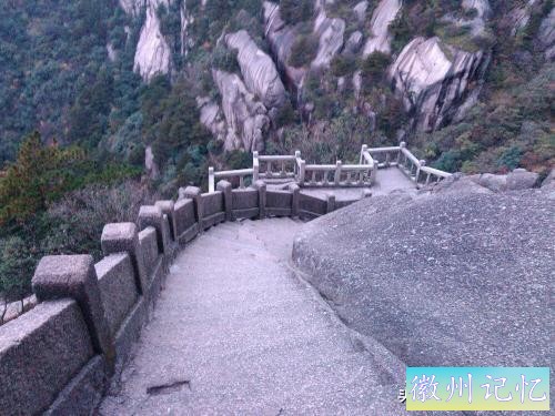 一线天高不可升，穿云深处有梯登的百步云梯景区-2.jpg