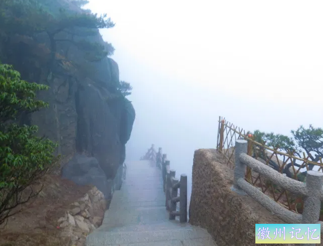 黄山奇遇记：风雨下的百步云梯，偶遇黄山神秘的一面-4.jpg