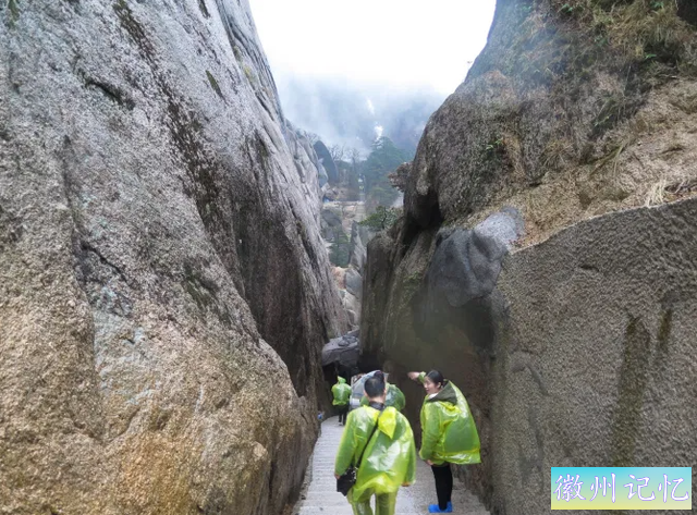 黄山奇遇记：风雨下的百步云梯，偶遇黄山神秘的一面-5.jpg
