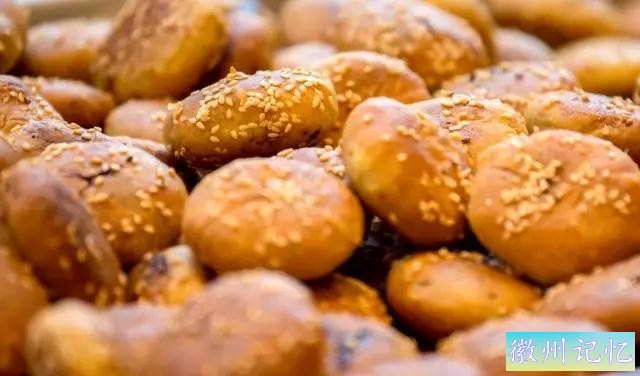 师傅卖传承600年的黄山烧饼20年，带些回家，朋友：最好的伴手礼-1.jpg