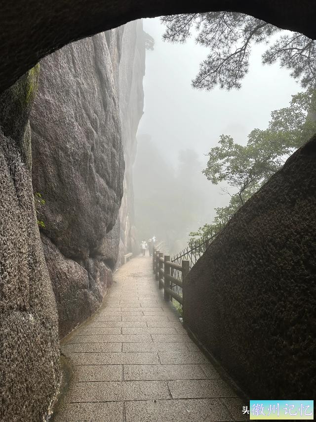 出游第六天：冒雨攀登黄山•莲花峰，拍照打卡三秒钟-5.jpg