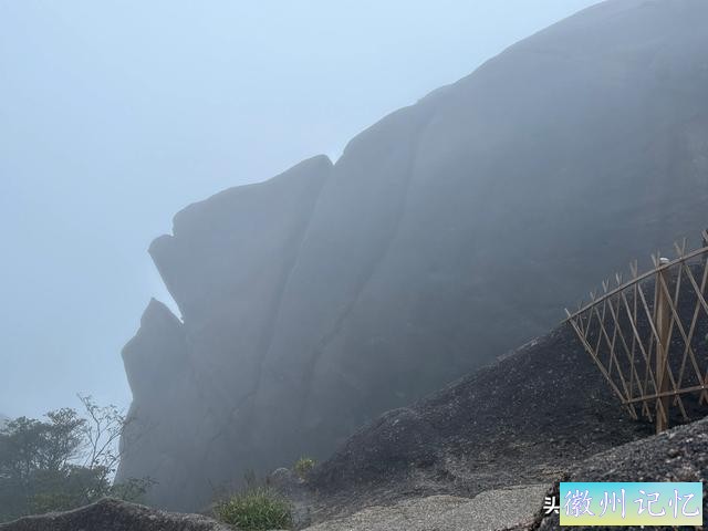 出游第六天：冒雨攀登黄山•莲花峰，拍照打卡三秒钟-9.jpg