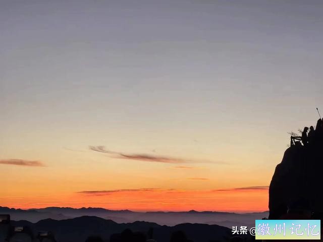 看日出不雅观云海登顶莲花峰，76岁老父亲和72岁老母亲自助游黄山-3.jpg