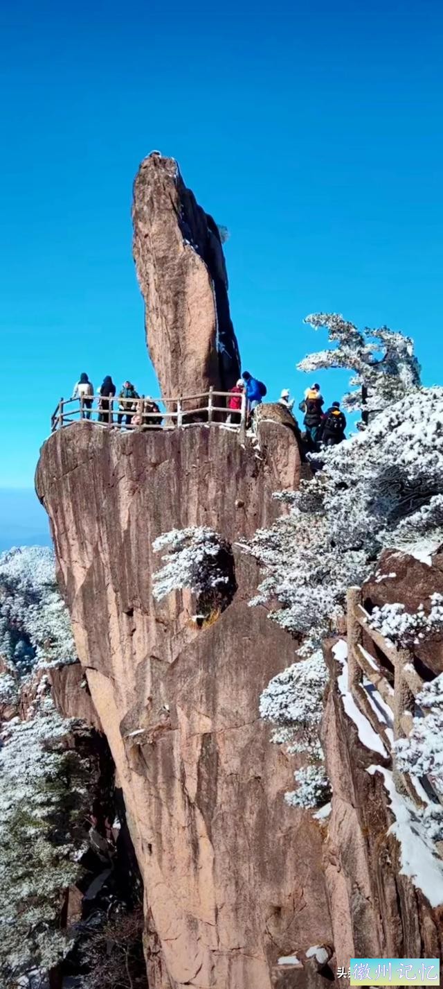 飞来石上看，天地雪纷飞。松石尽开颜，玉甲砌银堆。-3.jpg