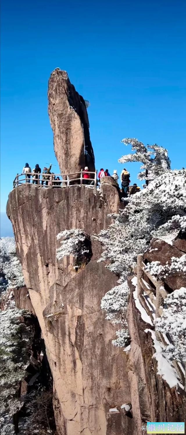 飞来石上看，天地雪纷飞。松石尽开颜，玉甲砌银堆。-4.jpg