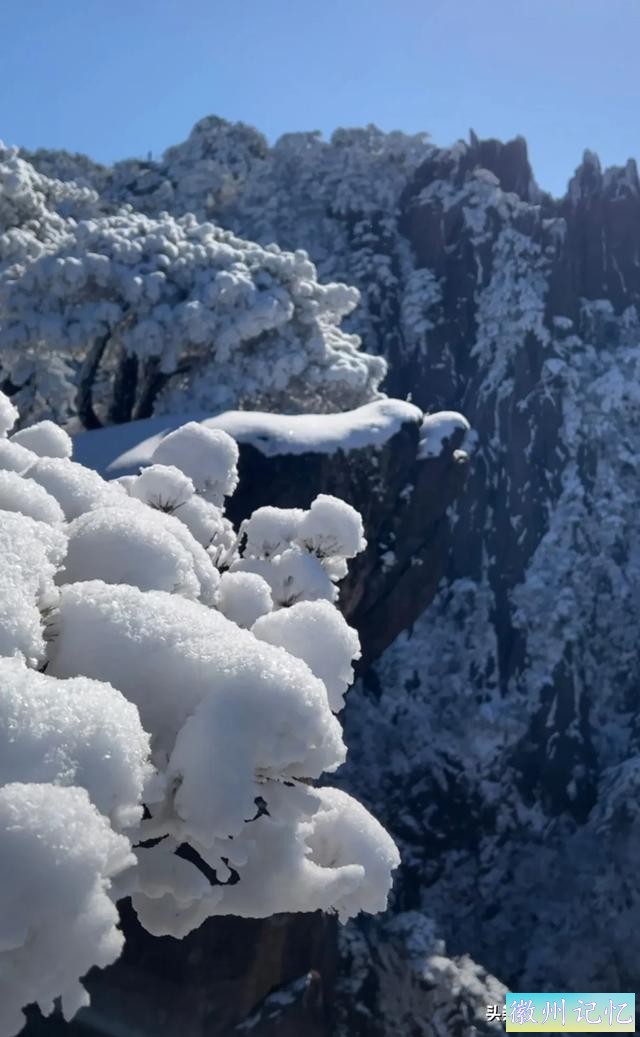 飞来石上看，天地雪纷飞。松石尽开颜，玉甲砌银堆。-6.jpg