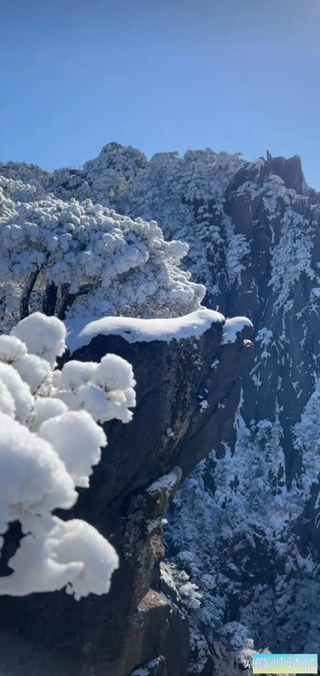 飞来石上看，天地雪纷飞。松石尽开颜，玉甲砌银堆。-8.jpg