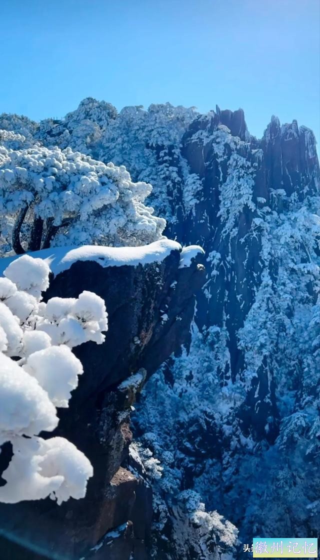 飞来石上看，天地雪纷飞。松石尽开颜，玉甲砌银堆。-10.jpg