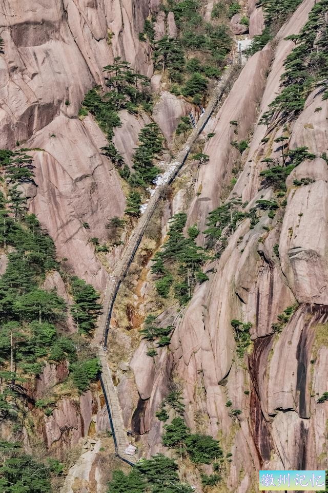 百步云梯位于安徽省黄山的玉屏景区，是徒步游黄山必经之地-3.jpg