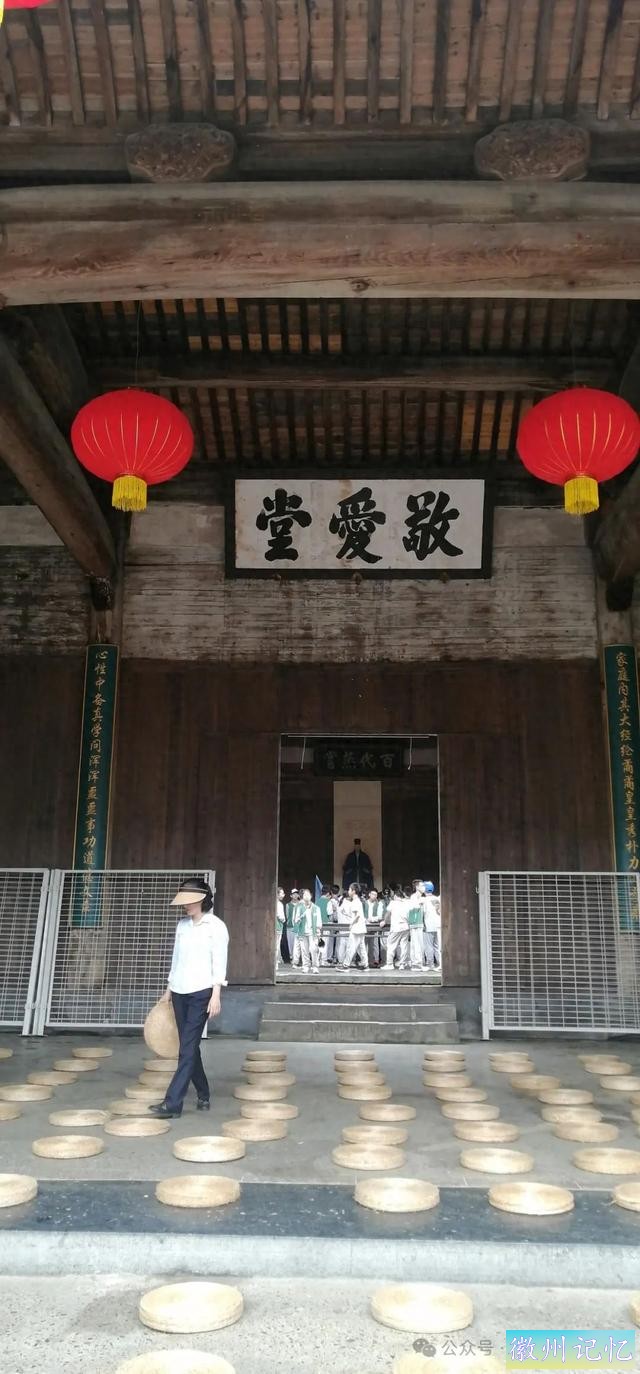 走遍中国旅行者白新雨到达安徽黟县，游览西递古村-1.jpg