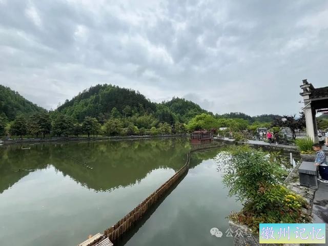 走遍中国旅行者白新雨到达安徽黟县，游览西递古村-6.jpg