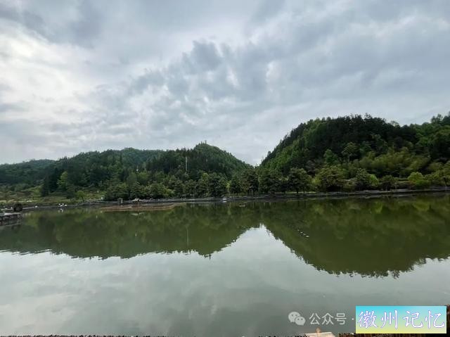 走遍中国旅行者白新雨到达安徽黟县，游览西递古村-7.jpg