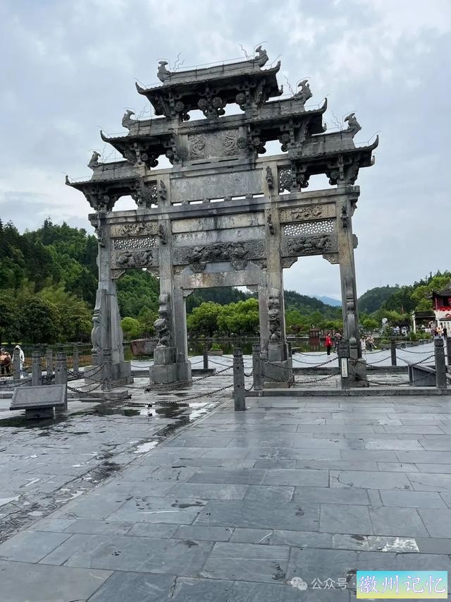 走遍中国旅行者白新雨到达安徽黟县，游览西递古村-9.jpg