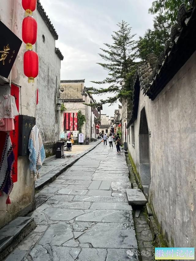走遍中国旅行者白新雨到达安徽黟县，游览西递古村-13.jpg