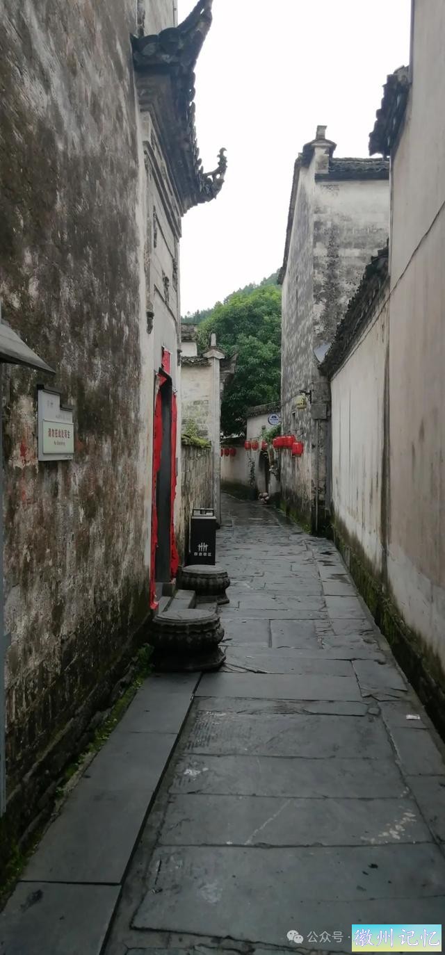 走遍中国旅行者白新雨到达安徽黟县，游览西递古村-15.jpg