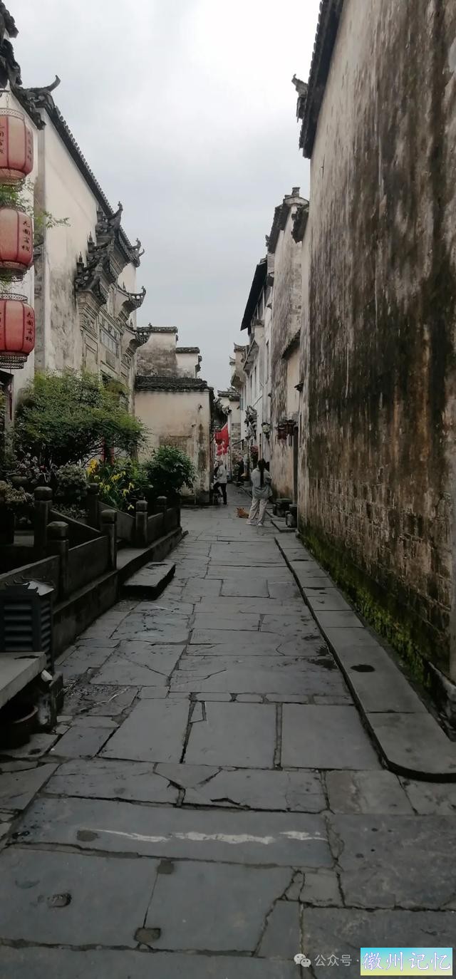 走遍中国旅行者白新雨到达安徽黟县，游览西递古村-14.jpg
