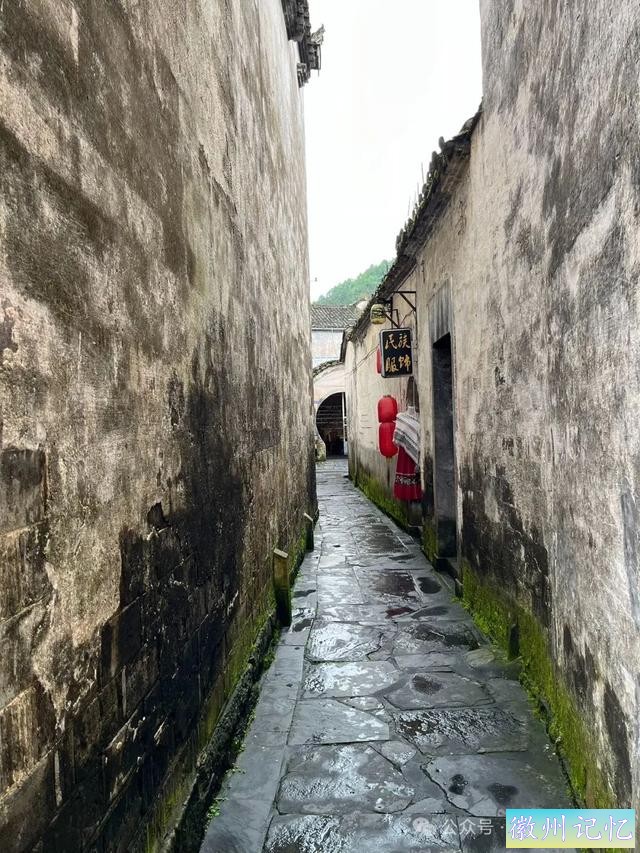 走遍中国旅行者白新雨到达安徽黟县，游览西递古村-25.jpg