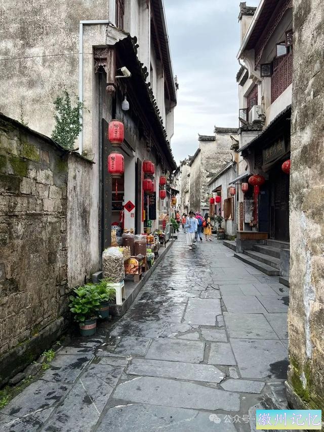 走遍中国旅行者白新雨到达安徽黟县，游览西递古村-26.jpg