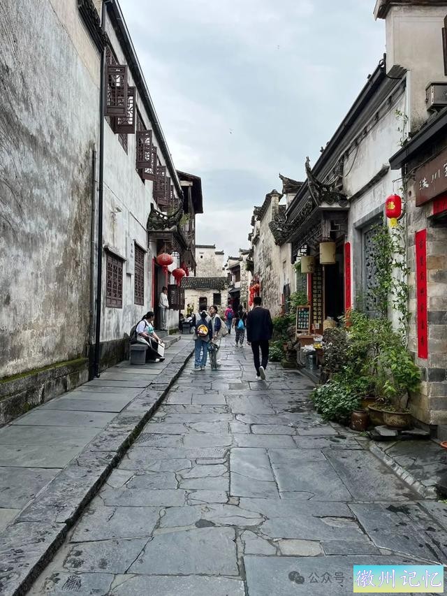 走遍中国旅行者白新雨到达安徽黟县，游览西递古村-24.jpg