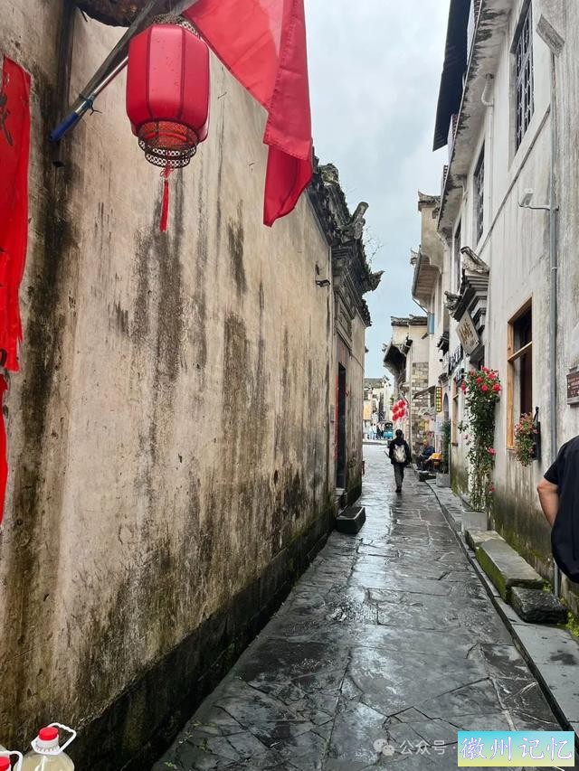 走遍中国旅行者白新雨到达安徽黟县，游览西递古村-27.jpg