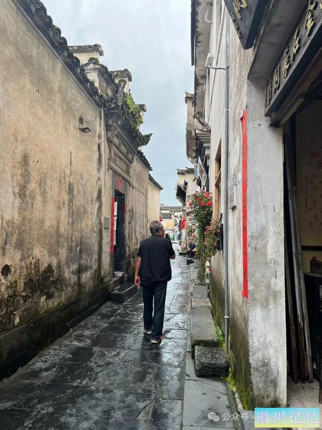 走遍中国旅行者白新雨到达安徽黟县，游览西递古村-29.jpg