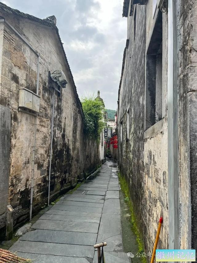 走遍中国旅行者白新雨到达安徽黟县，游览西递古村-28.jpg