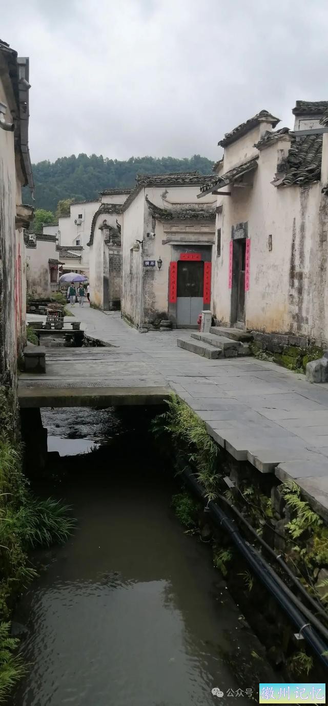 走遍中国旅行者白新雨到达安徽黟县，游览西递古村-31.jpg