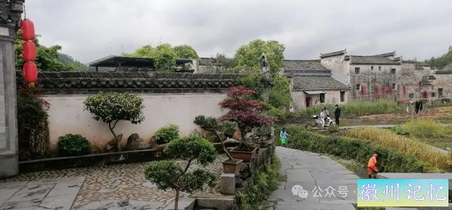 走遍中国旅行者白新雨到达安徽黟县，游览西递古村-30.jpg