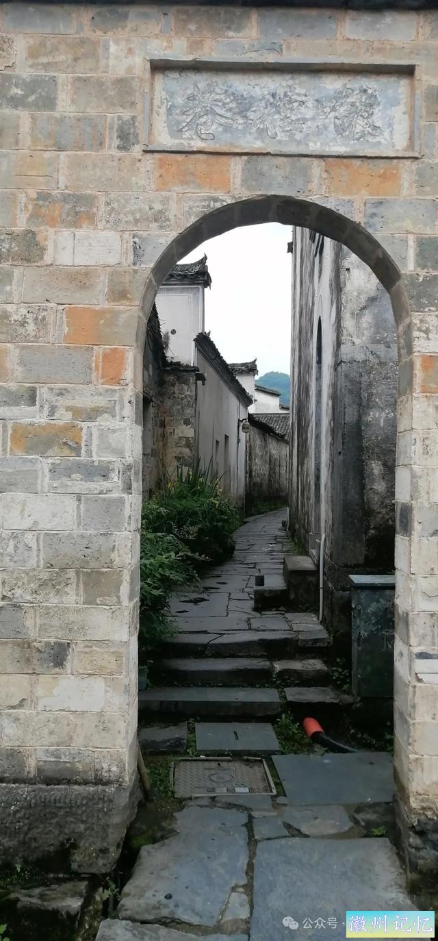 走遍中国旅行者白新雨到达安徽黟县，游览西递古村-33.jpg