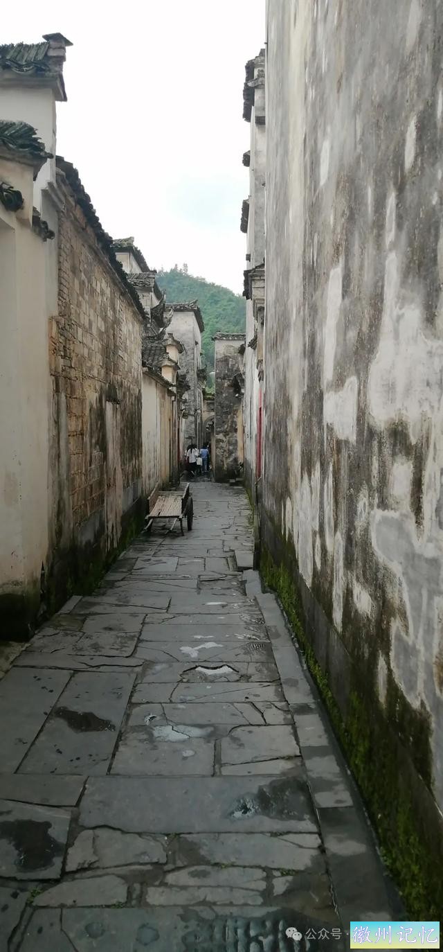 走遍中国旅行者白新雨到达安徽黟县，游览西递古村-35.jpg