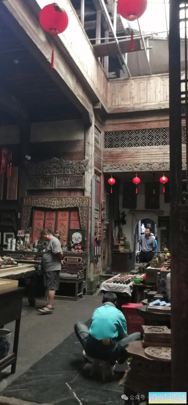 走遍中国旅行者白新雨到达安徽黟县，游览西递古村-38.jpg