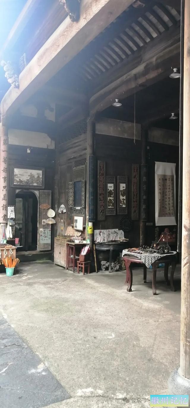 走遍中国旅行者白新雨到达安徽黟县，游览西递古村-46.jpg