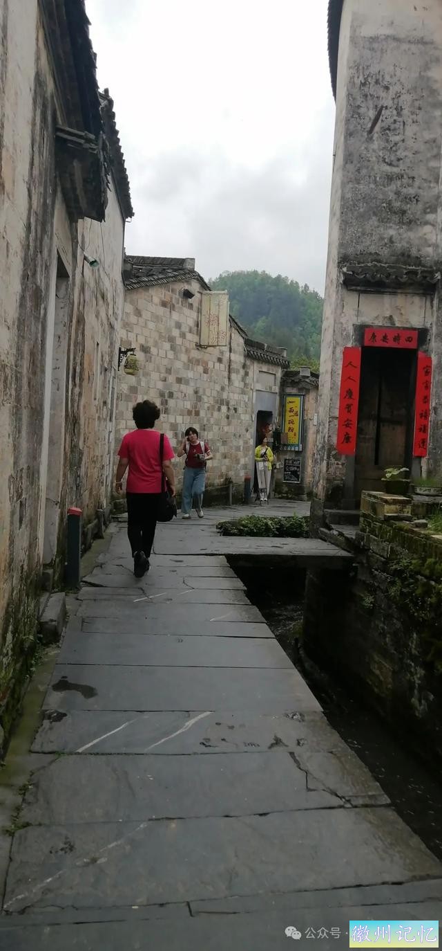 走遍中国旅行者白新雨到达安徽黟县，游览西递古村-48.jpg