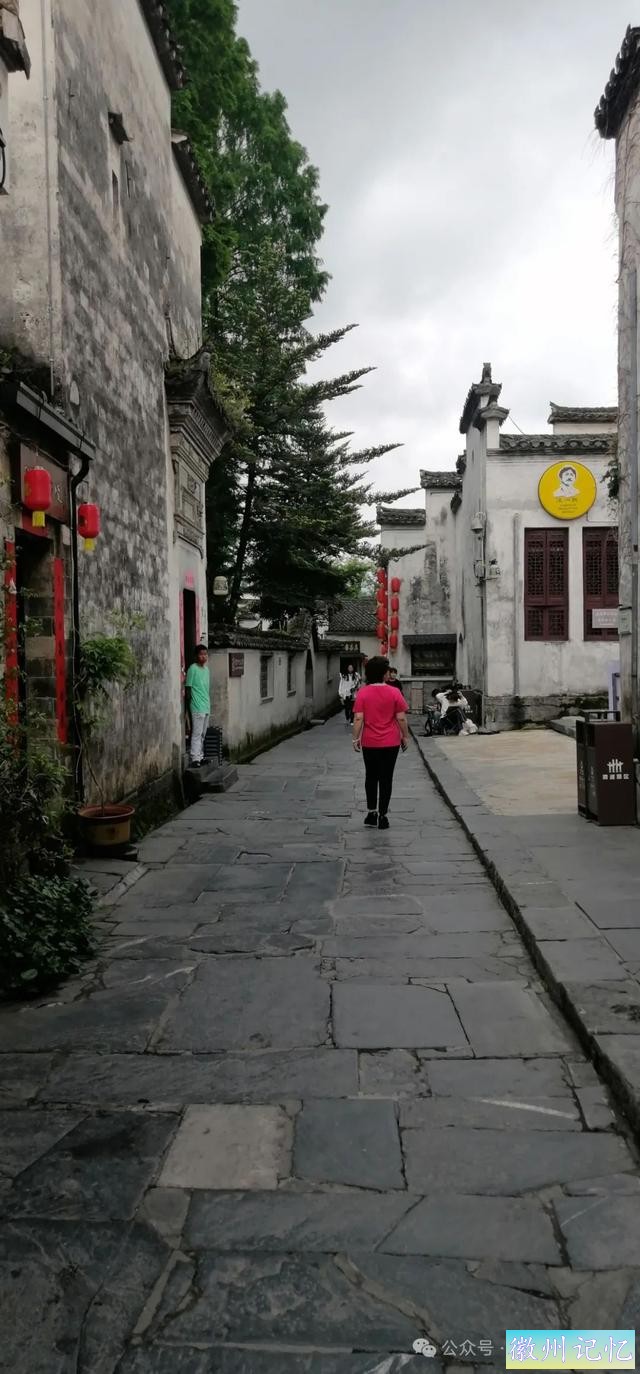 走遍中国旅行者白新雨到达安徽黟县，游览西递古村-51.jpg