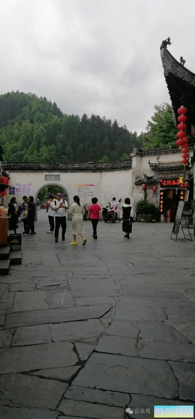 走遍中国旅行者白新雨到达安徽黟县，游览西递古村-52.jpg