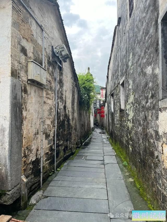 走遍中国旅行者白新雨到达安徽黟县，游览西递古村-53.jpg