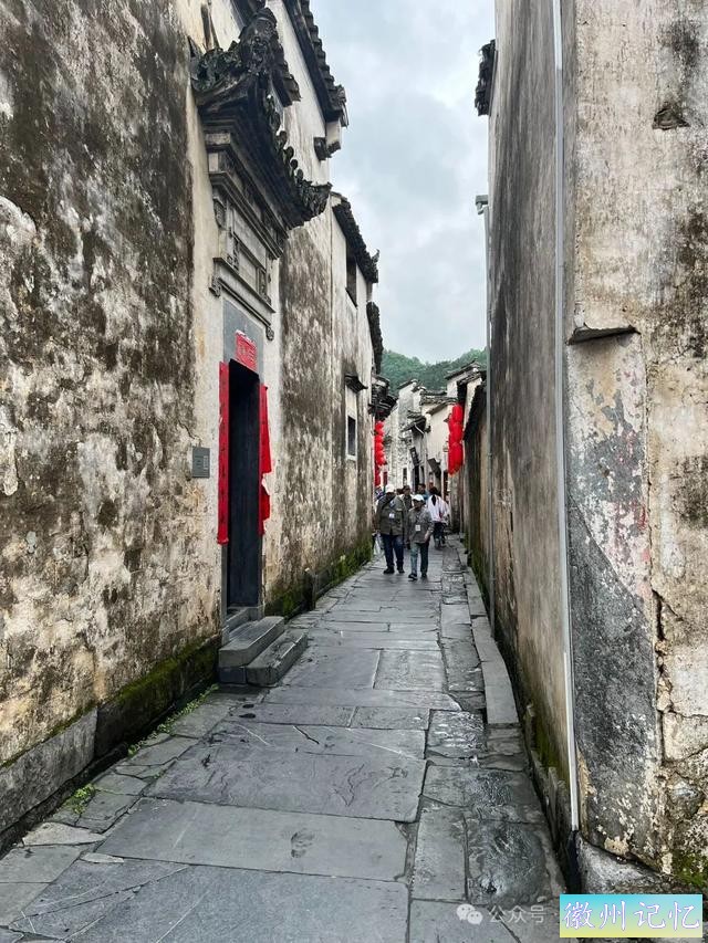 走遍中国旅行者白新雨到达安徽黟县，游览西递古村-54.jpg