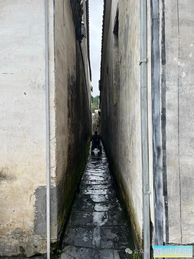 走遍中国旅行者白新雨到达安徽黟县，游览西递古村-56.jpg