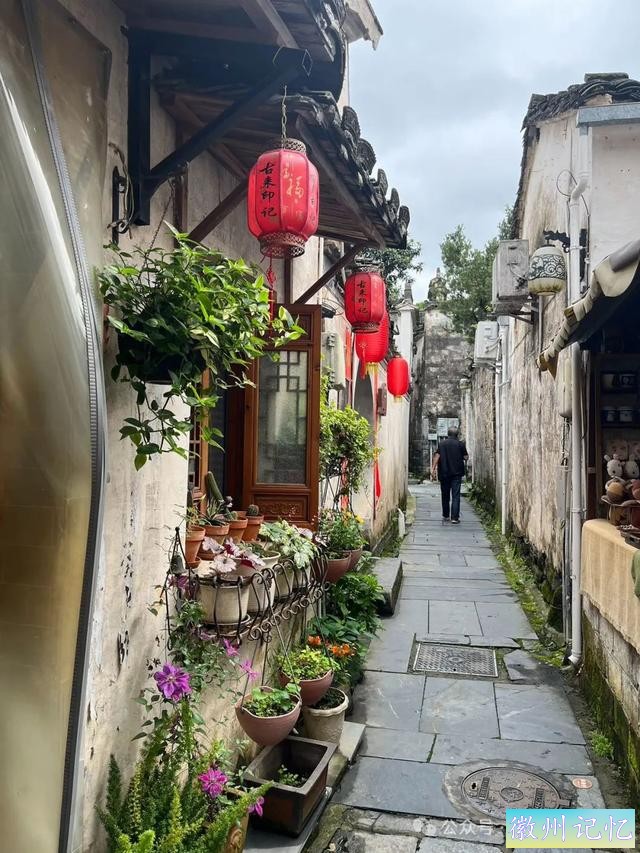 走遍中国旅行者白新雨到达安徽黟县，游览西递古村-58.jpg