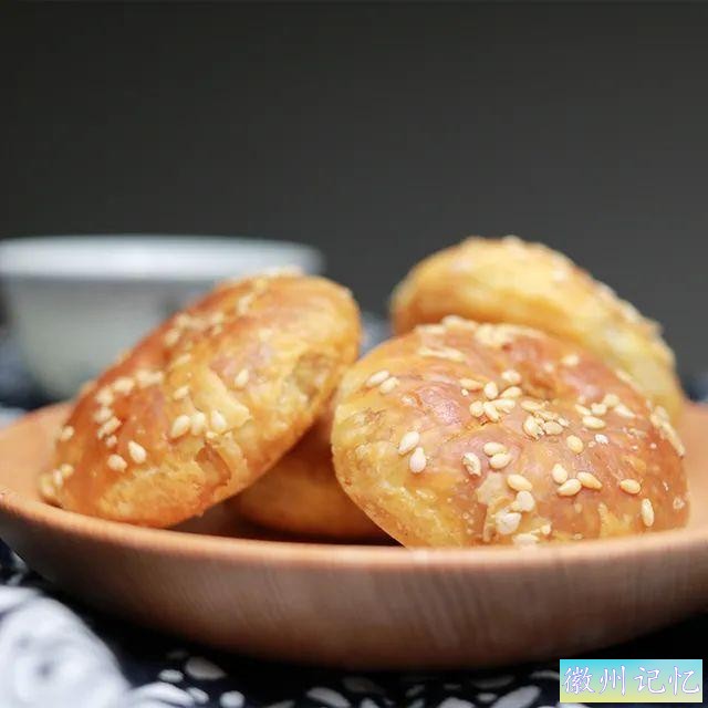 火了600年的黄山蟹壳黄烧饼，一口酥脆鲜香-2.jpg