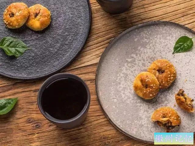 火了600年的黄山蟹壳黄烧饼，一口酥脆鲜香-14.jpg