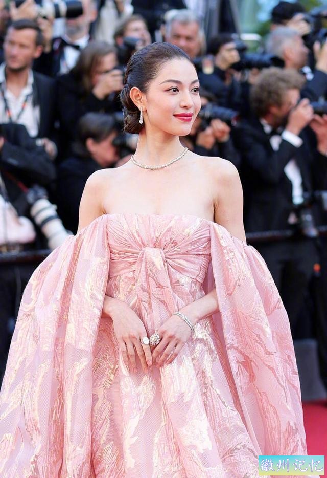31岁钟楚曦又美出新高度！戛纳上梳“光明顶”明艳照人，气场强大-2.jpg
