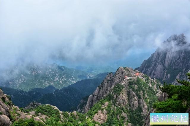 黄山飞来石景点遭雷击，碎石迸溅致13名游客受伤，有人头被砸伤-6.jpg