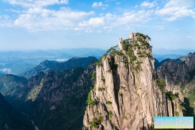 黄山飞来石景点遭雷击，碎石迸溅致13名游客受伤，有人头被砸伤-7.jpg