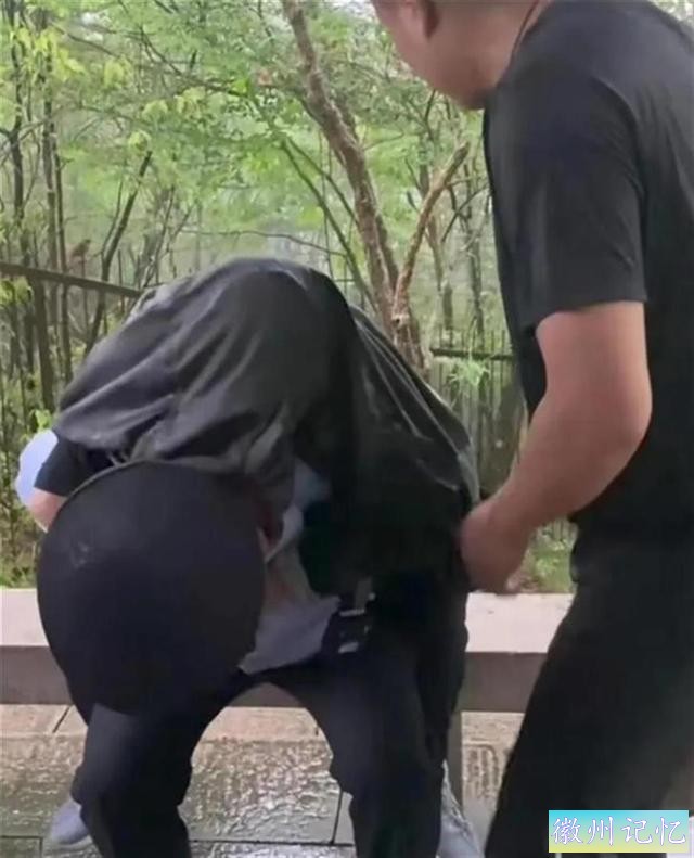 黄山飞来石景点遭雷击，碎石迸溅致13名游客受伤，导游：有人头被砸伤-2.jpg