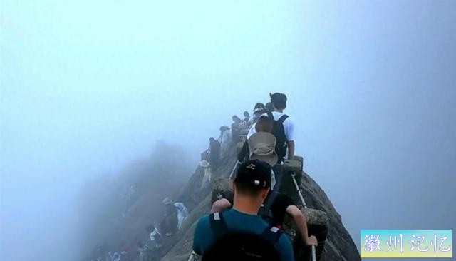 黄山飞来石景点遭雷击，碎石迸溅致13名游客受伤，导游：有人头被砸伤-1.jpg