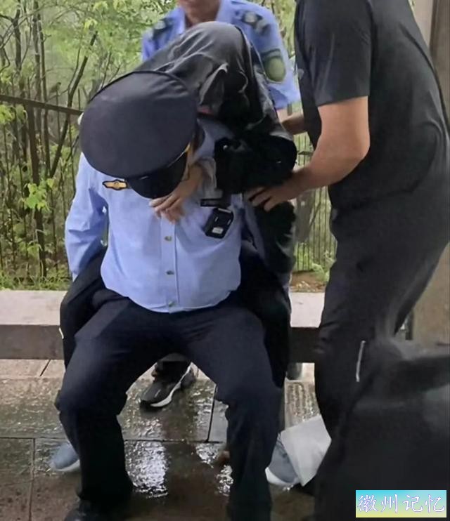 13人受伤！黄山“飞来石”突发雷击事件，景区通报-1.jpg